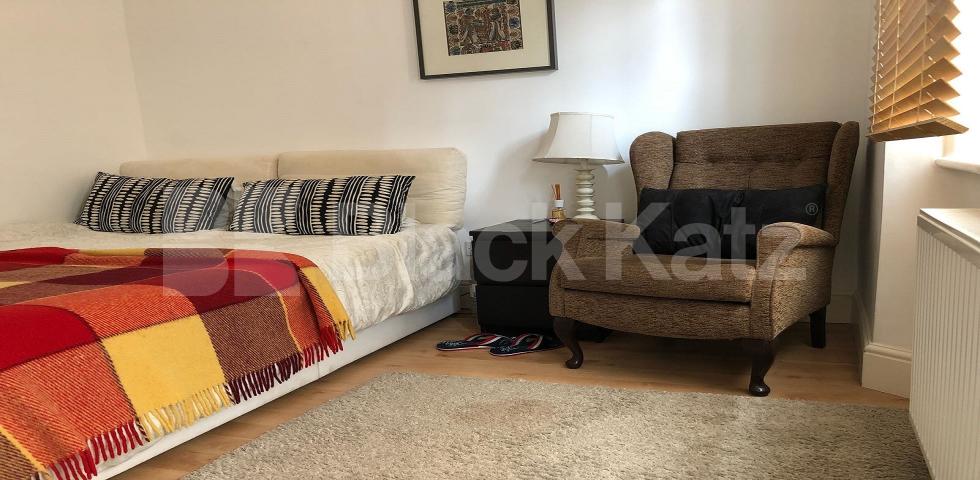 			LET , 2 Bedroom, 1 bath, 1 reception Apartment			 Hayles Building - Elliotts Row, Elephant & Castle